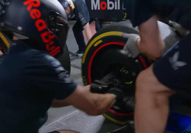 I meccanici della Red Bull e il pit stop