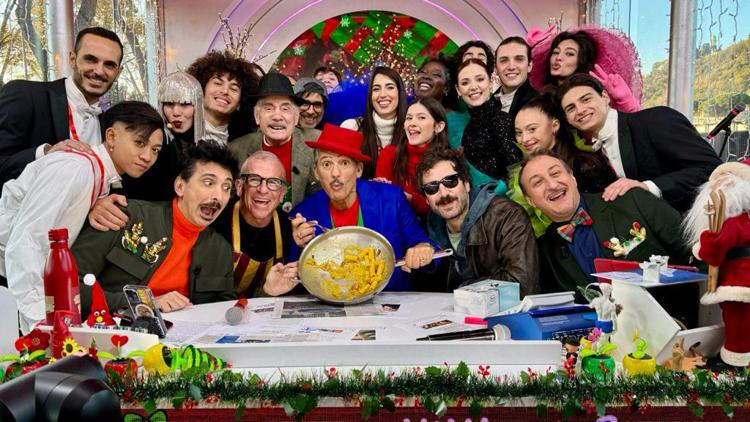 Fiorello e la sua squadra durante la puntata di oggi di 'Viva Rai2'