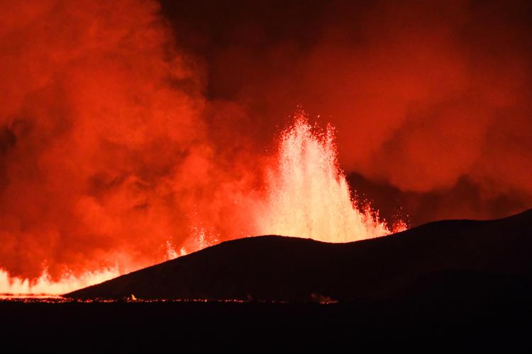 Islanda, erutta vulcano a Grindavik: evacuate migliaia di persone - Video diretta