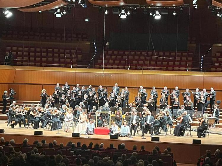 Attivisti Ultima Generazione su palco Santa Cecilia durante 'Messiah' di Haendel