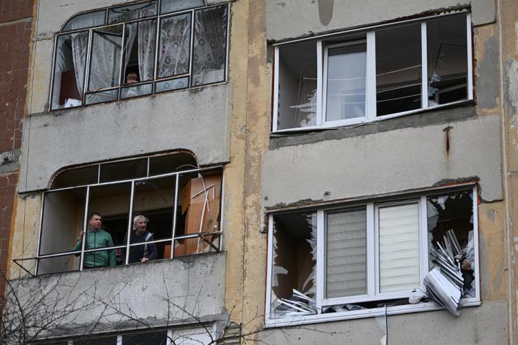 Un edificio colpito a Leopoli, in Ucraina