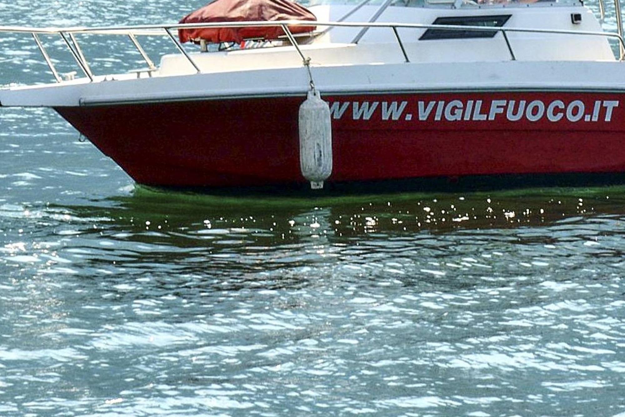 Lago di Como - noleggiano barca per fare il bagno al largo: lui muore a 22 anni - salvata la ragazza
