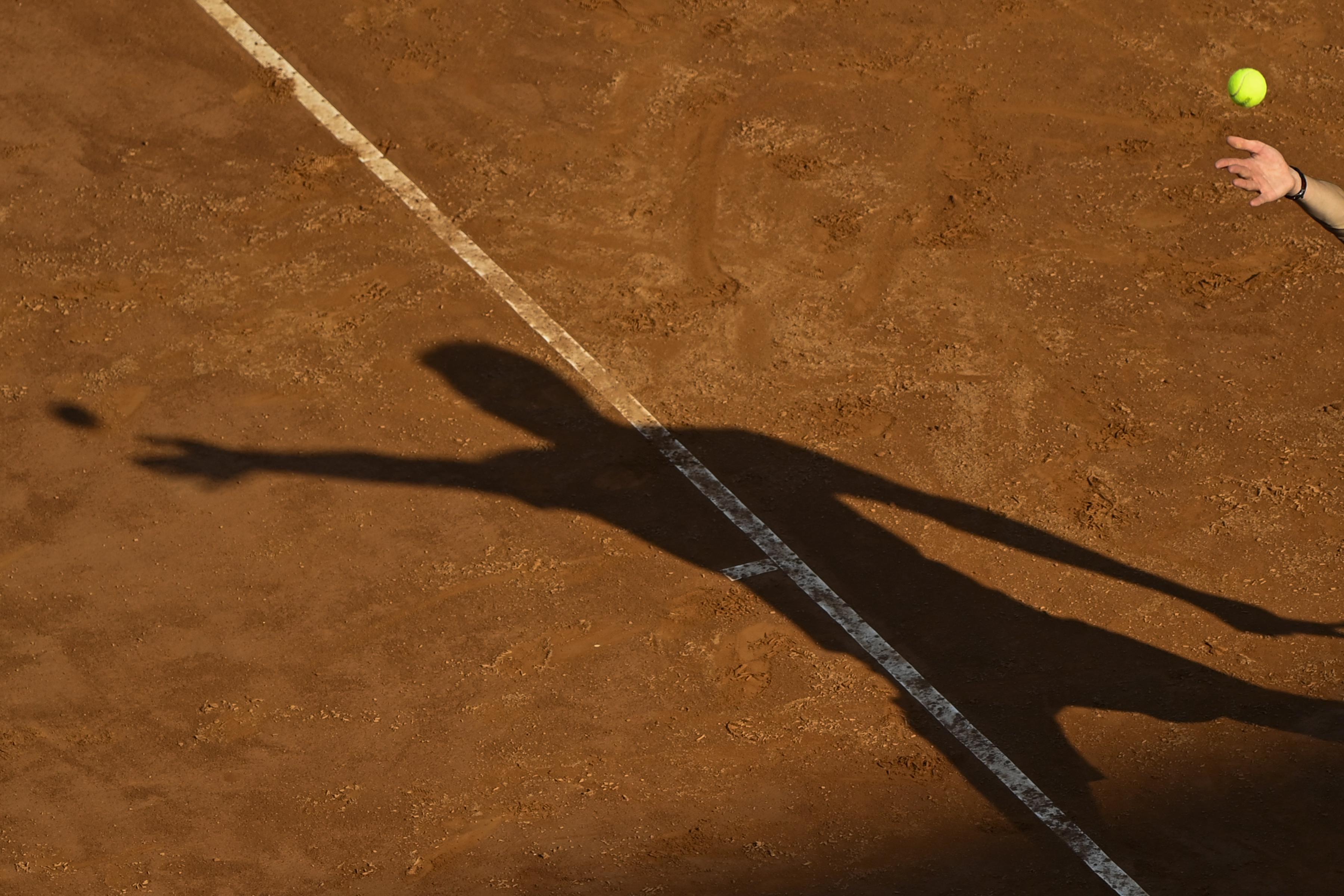 From Roland Garros to Wimbledon, Injuries Increased by Switching from Clay to Grass: The Study