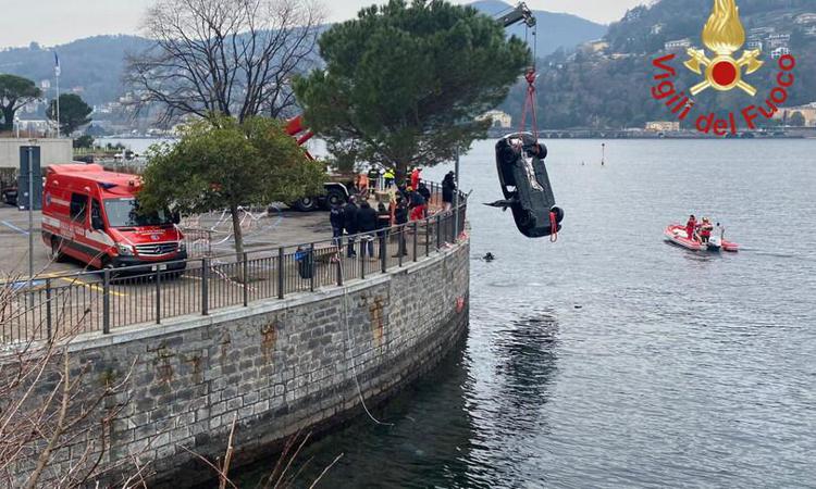 L'auto recuperata dai Vigili del Fuoco nel lago di Como