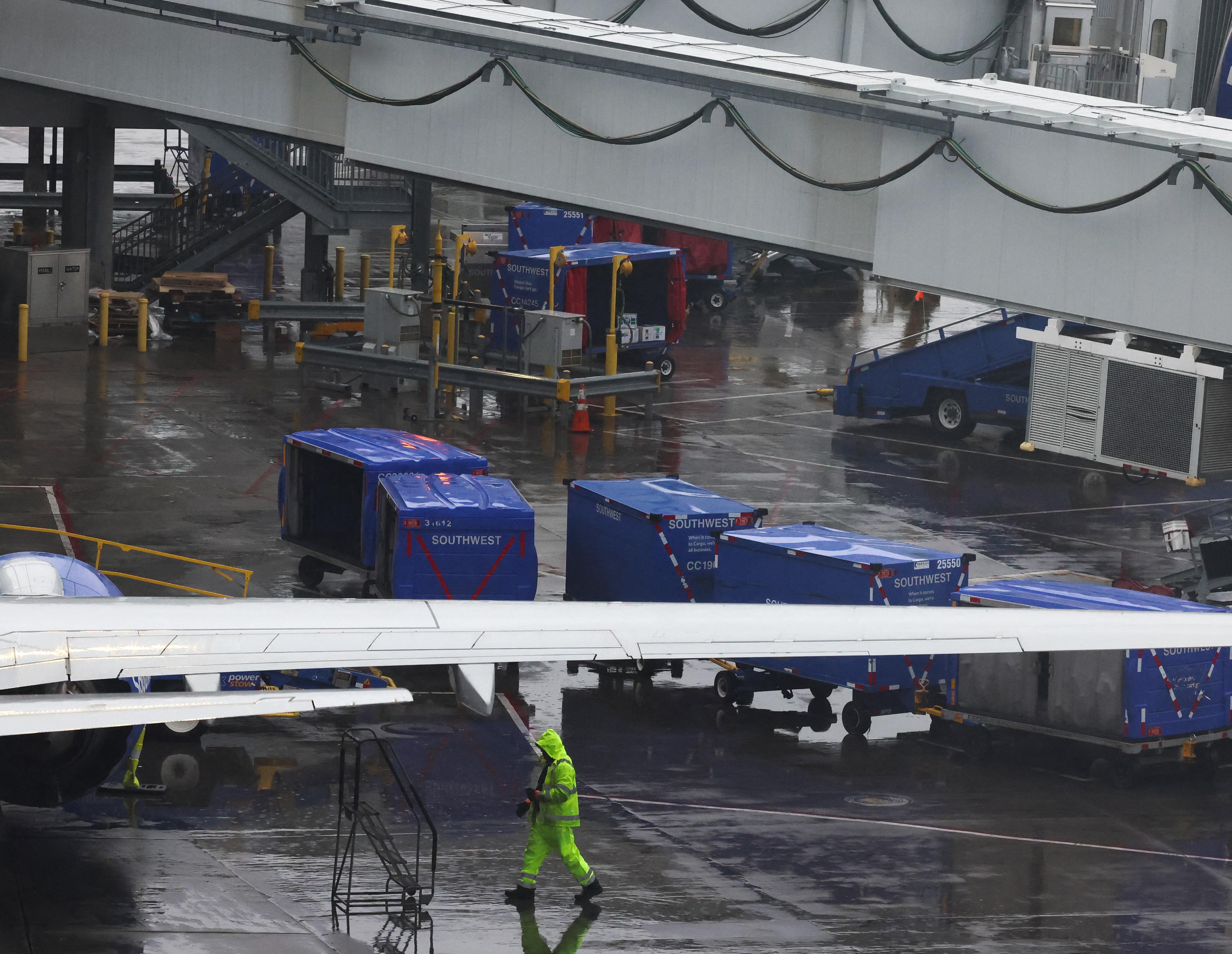 Crack On Pilot Cabin Window Boeing 737 Forced To Turn Back Pledge Times