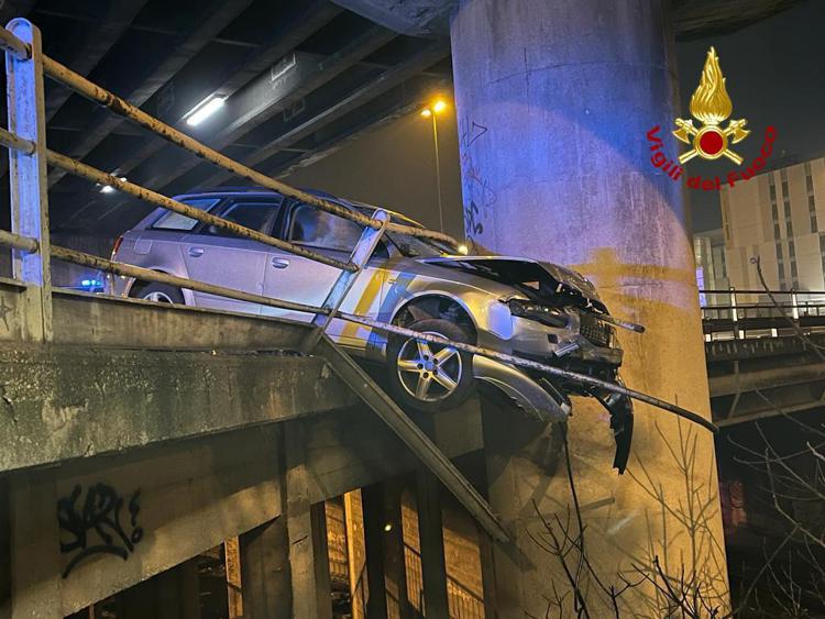 Auto in bilico sul cavalcavia della strage del bus