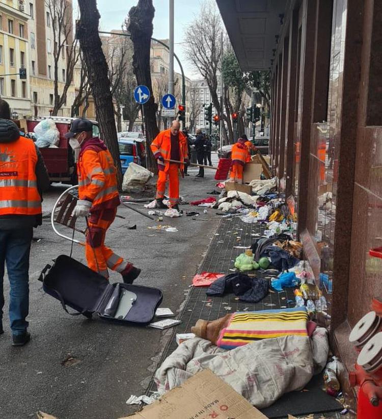 Roma, bonifica e rimozione di rifiuti e giacigli in viale Manzoni all'Esquilino