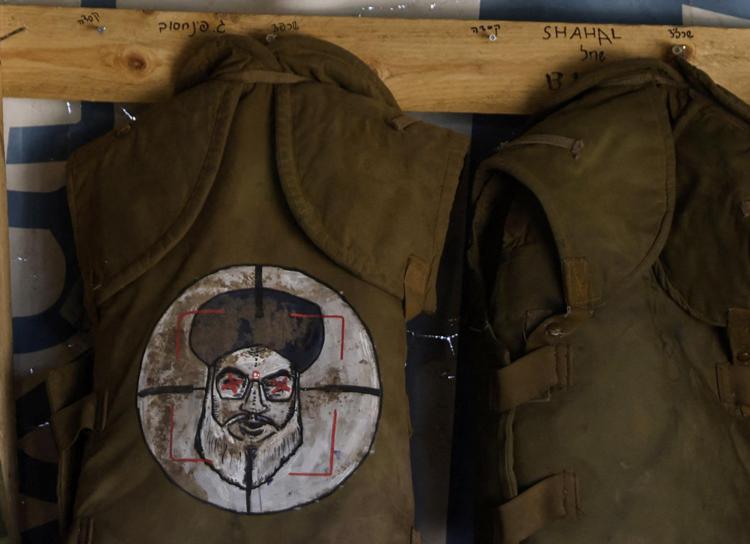 Il mirino sul capo di Hezbollah disegnato sul giubbotto di un soldato israeliano  - Afp