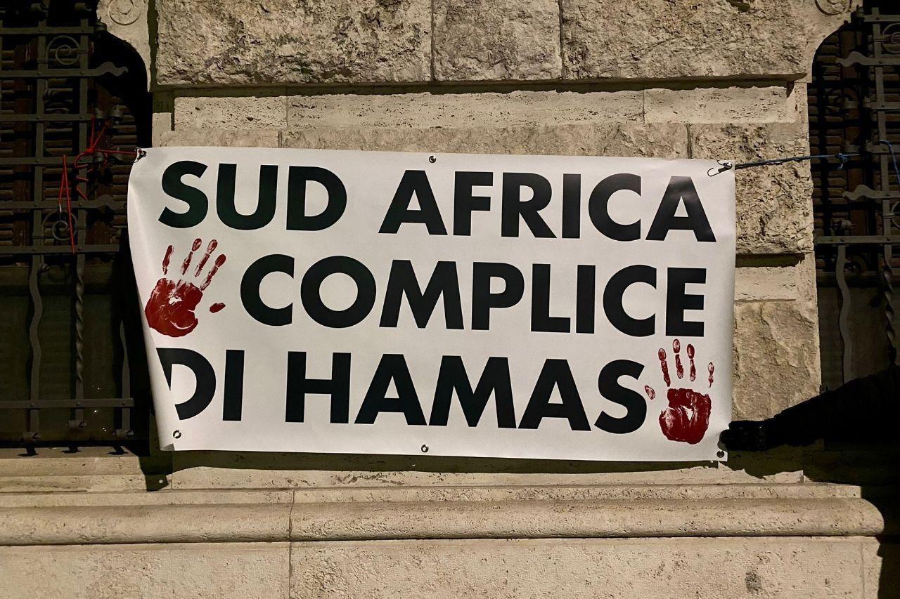 Volantini su muri ambasciata a Roma: ”Sud Africa complice di Hamas”