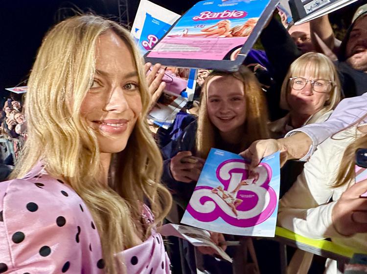 Margot Robbie tra le fan di Barbie - Fotogramma /Ipa