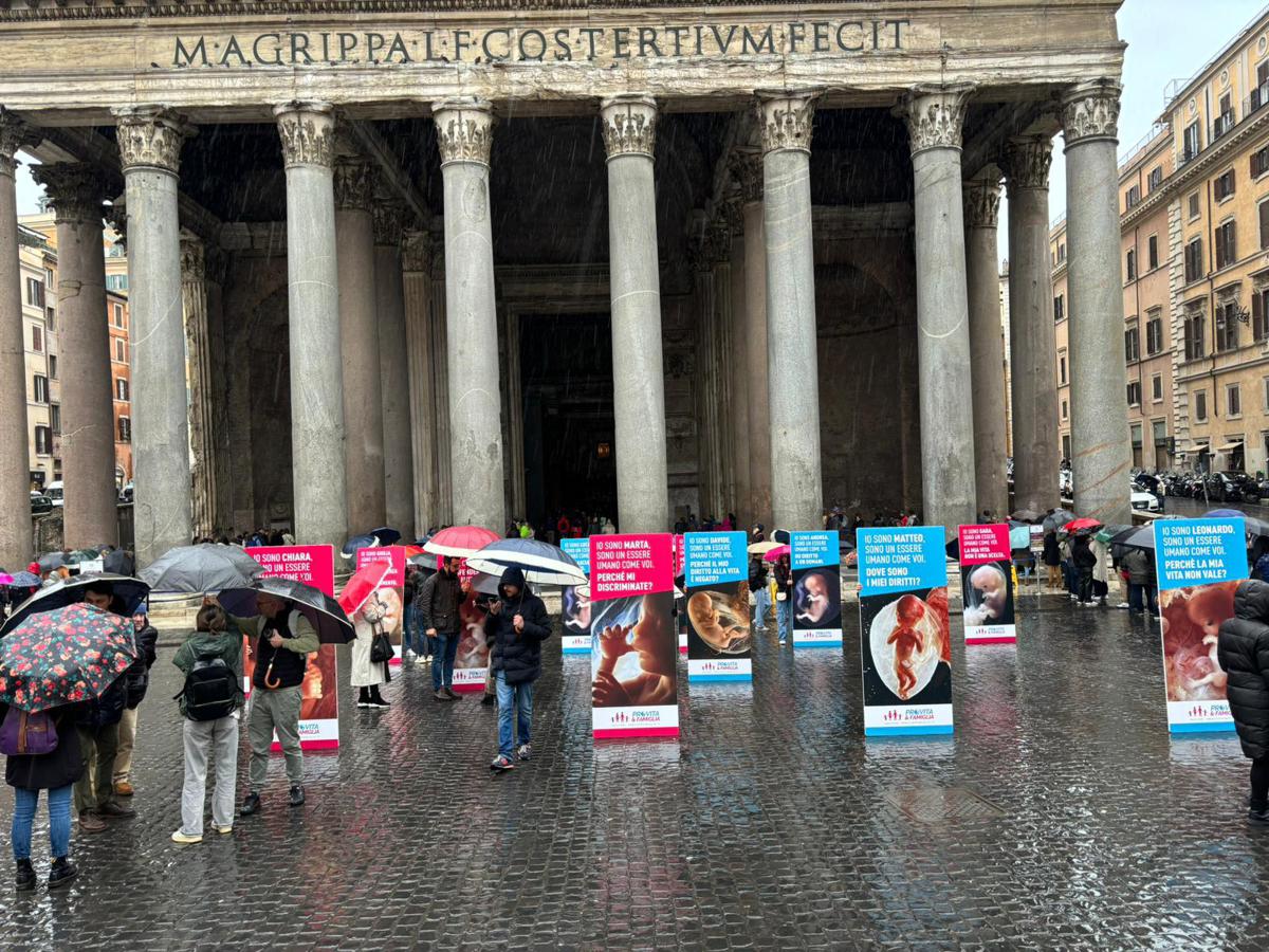 A Roma flash mob Pro Vita Famiglia per 'i diritti del concepito'