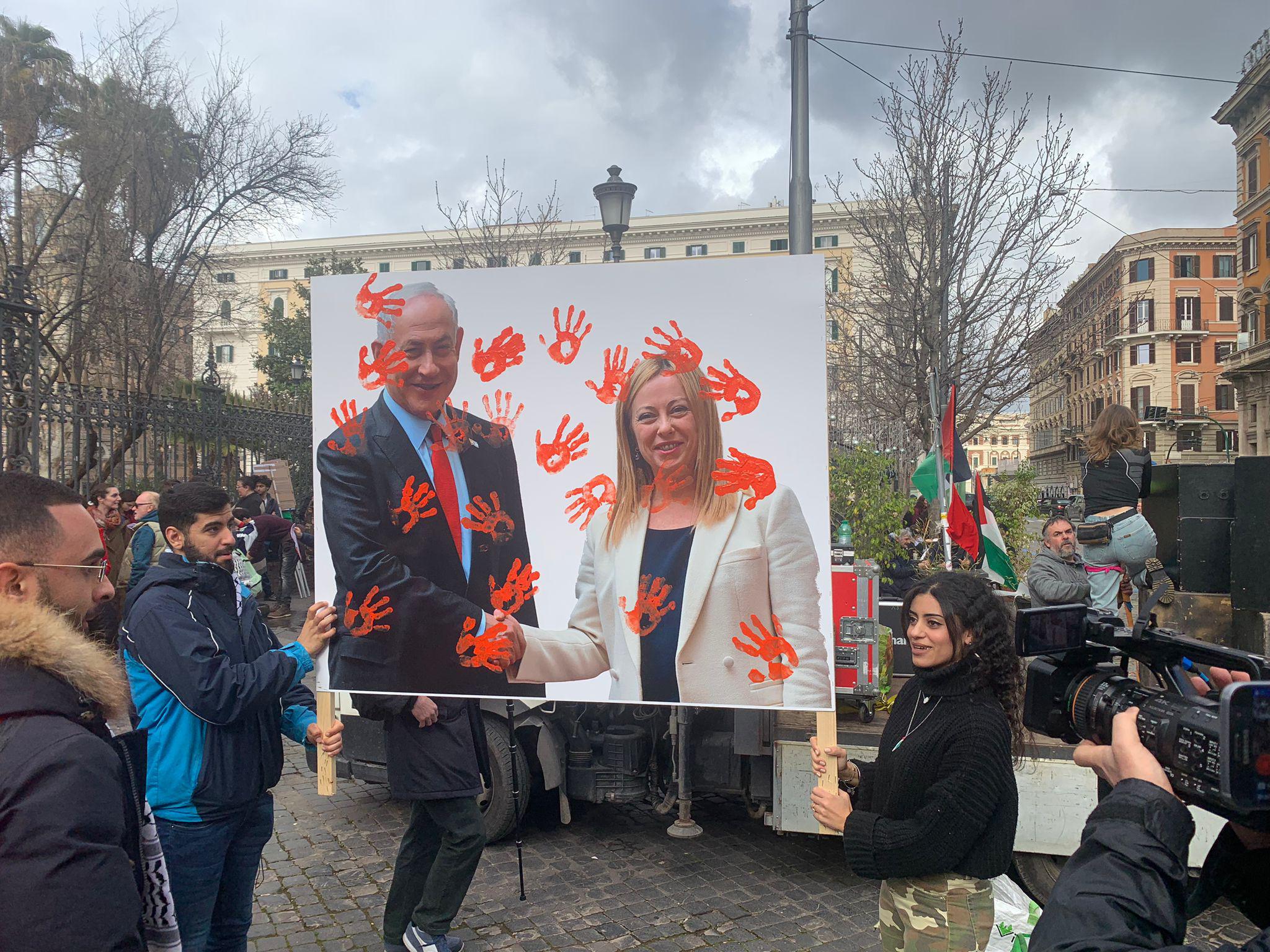 Corteo oggi a Roma, foto Netanyahu-Meloni mani insanguinate