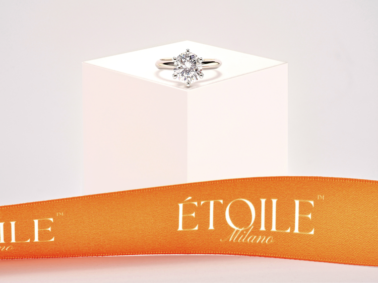 Étoile Milano presenta Solitario Étoile™, un anello elegante ed esclusivo, impreziosito dalla pietra di Moissanite: più brillante, economica e sostenibile del diamante. La rivoluzione della gioielleria.