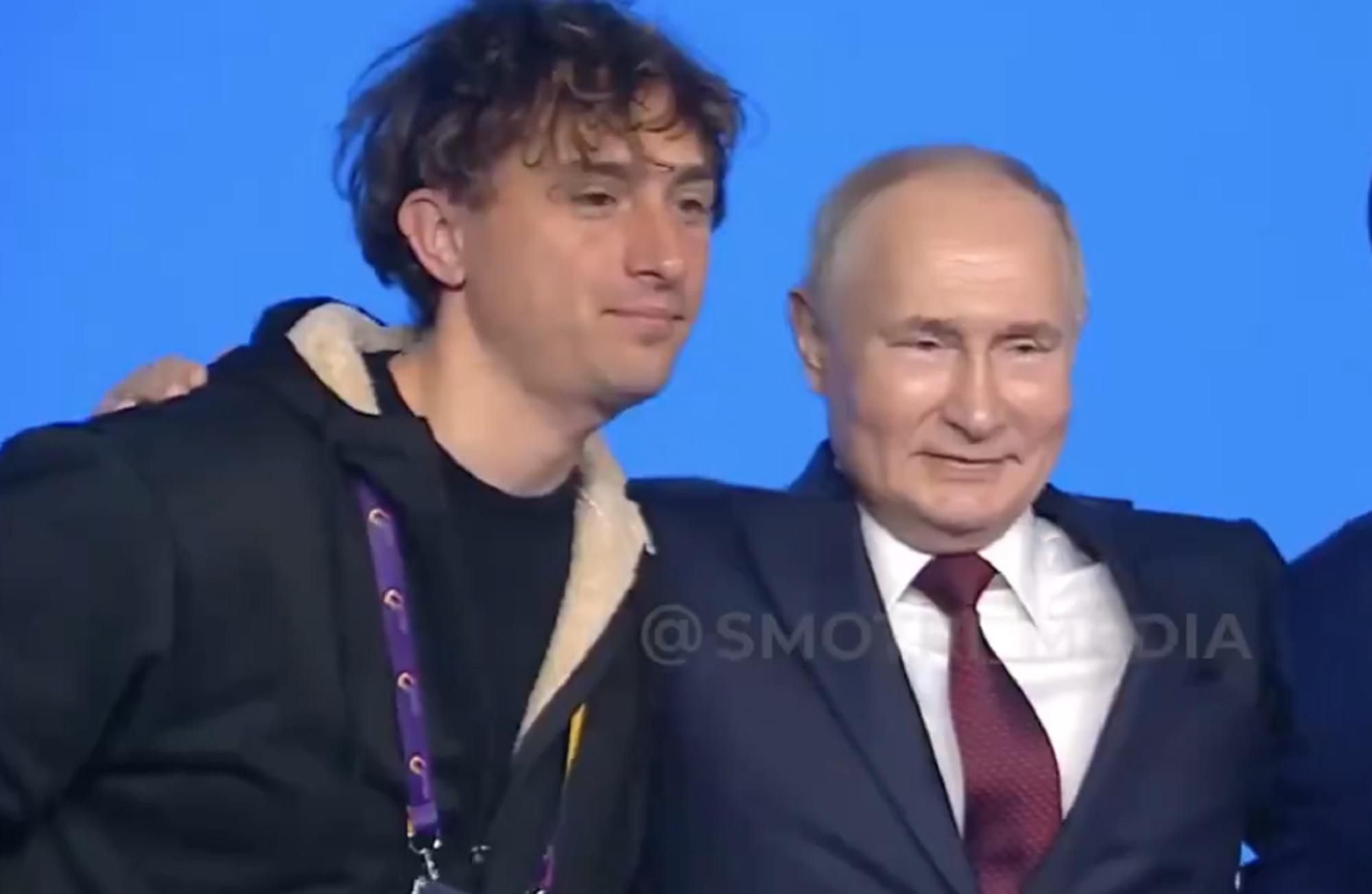 “Com’è umano lei”, Jorit e la foto con Putin