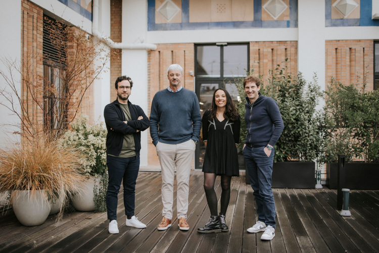 Didascalia foto: Steve Anavi (President & co-founder of Qonto), Alexis Renard (Co-founder of Regate), Laura Pallier (co-founder of Regate), Alexandre Prot (CEO & co-founder of Qonto)