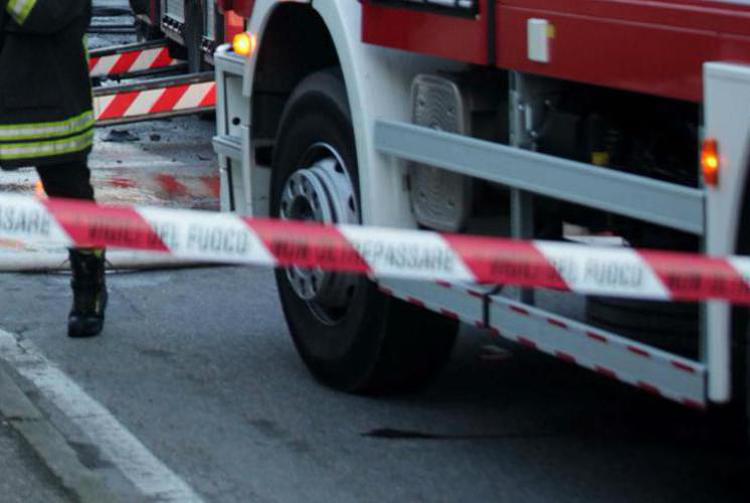 Auto prende fuoco - morto un uomo a Pisa