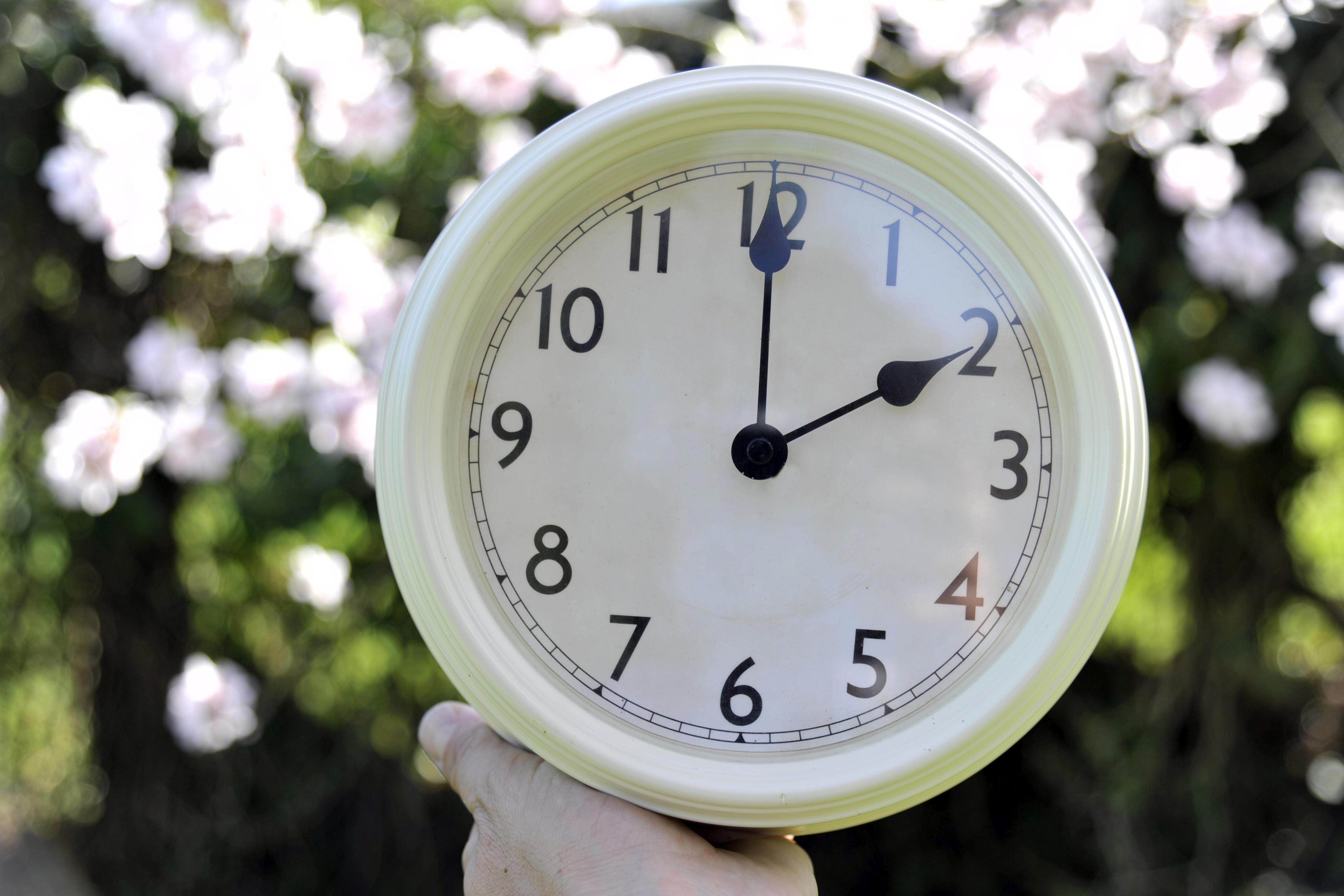 Daylight saving time 2024, hands backwards or forwards? Here's when to