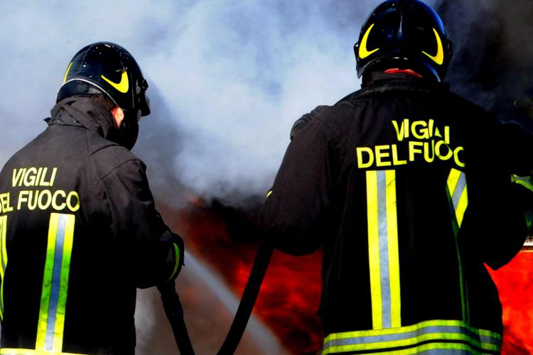 Napoli - incendio sulla collina dei Camaldoli: fiamme lambiscono case