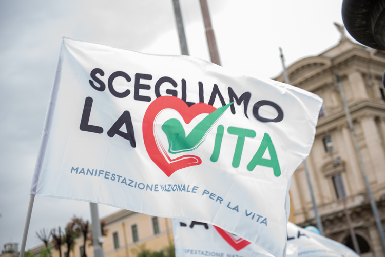 UE, Aborto. Pro Vita Famiglia: Commissione UE vittima di fake news, sostegno maternità c’entra col PNRR