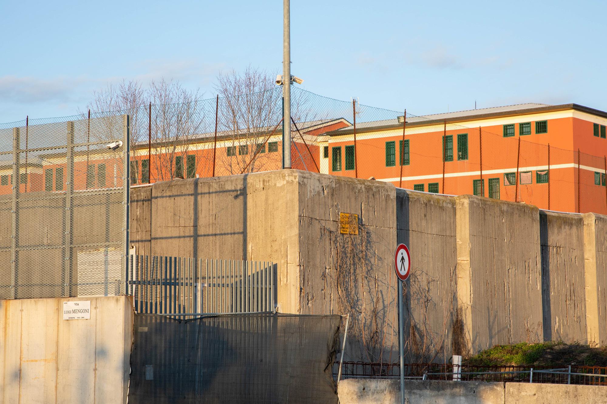 Carcere Beccaria - detenuti incendiano materasso e aggrediscono agenti