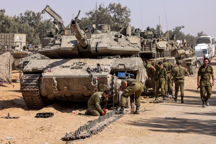 Tank e soldati israeliani - (Afp)