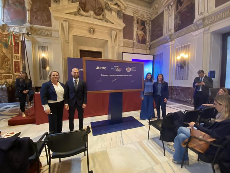 “A Luci Accese”, Comune di Milano e Durex insieme per educazione affettiva e sessuale nelle scuole superiori