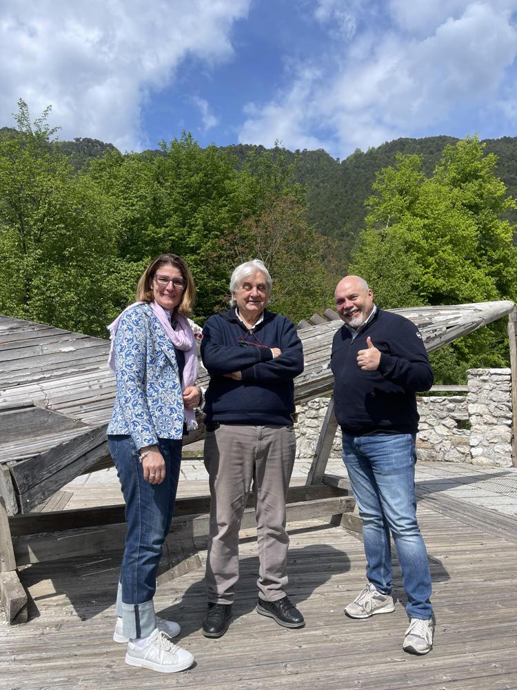 Nella foto, da destra: Massimo Agostini; Giuliano Fiorini, vice sindaco di Resia, e Marisa Graffi, Cfo di Caibot/Idea Prototipi