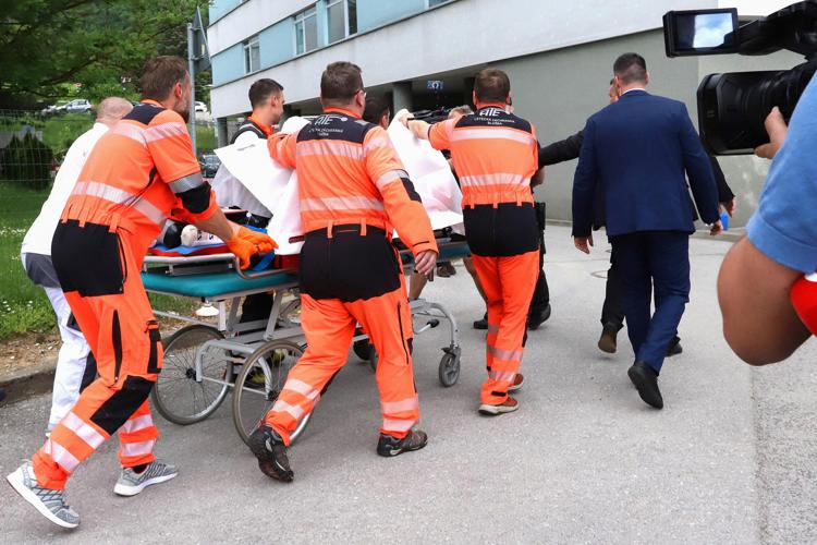Il premier Fico trasportato all'ospedale dopo l'attentato - Afp