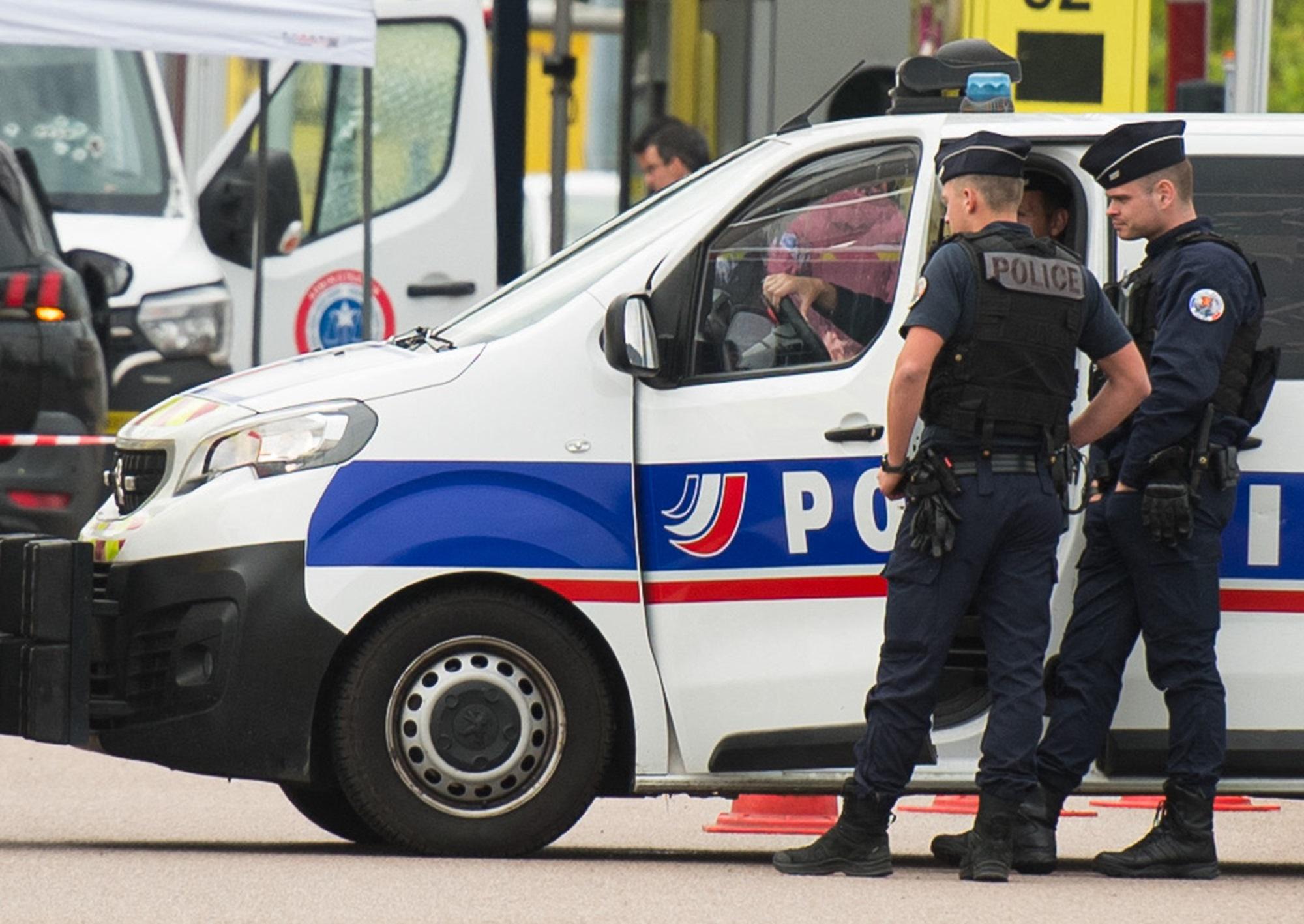 Parigi - auto contro tavoli di bar: un morto e 3 feriti gravi