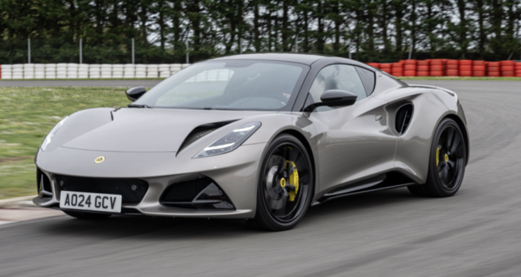 Lotus Emira diventa un 4 cilindri