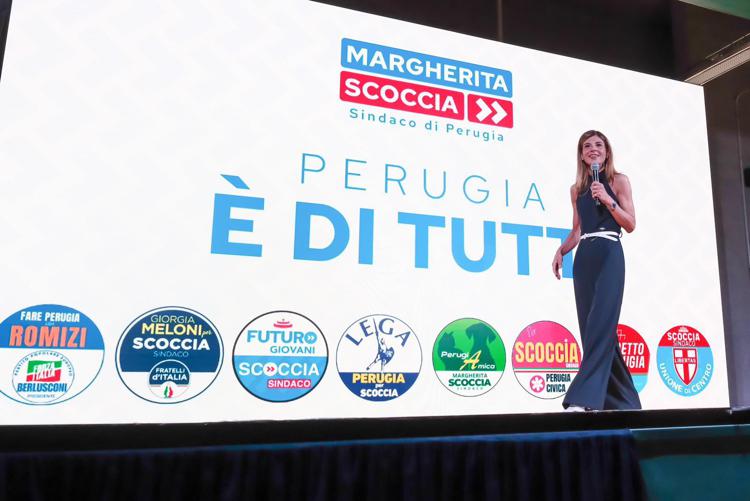 Perugia, Scoccia firma patto con città: ''Sarò sindaco di tutti''