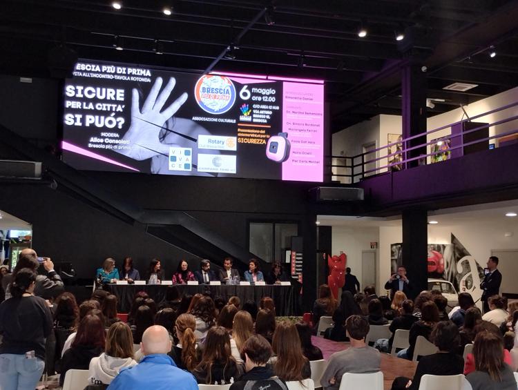 Brescia: per la prima volta una scuola regala dispositivi anti-aggressione ai propri studenti