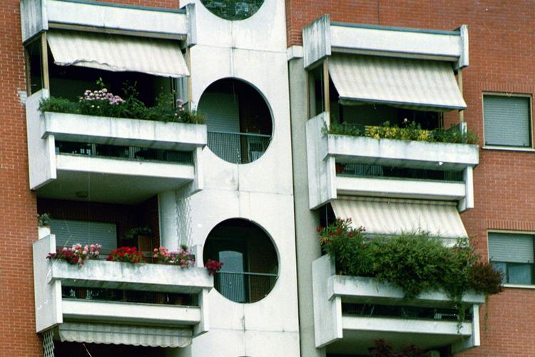 Balconi e tende da sole - Fotogramma