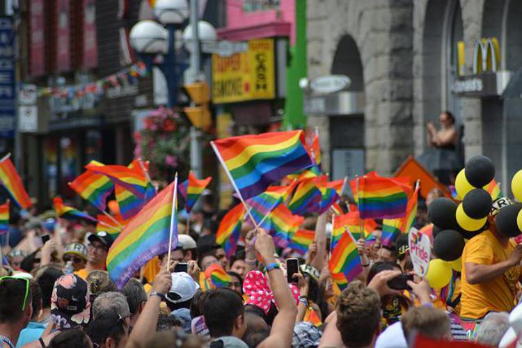 Gay Pride. Pro Vita Famiglia: Gualtieri promuove utero in affitto, cambio sesso minori e ideologia gender nelle scuole