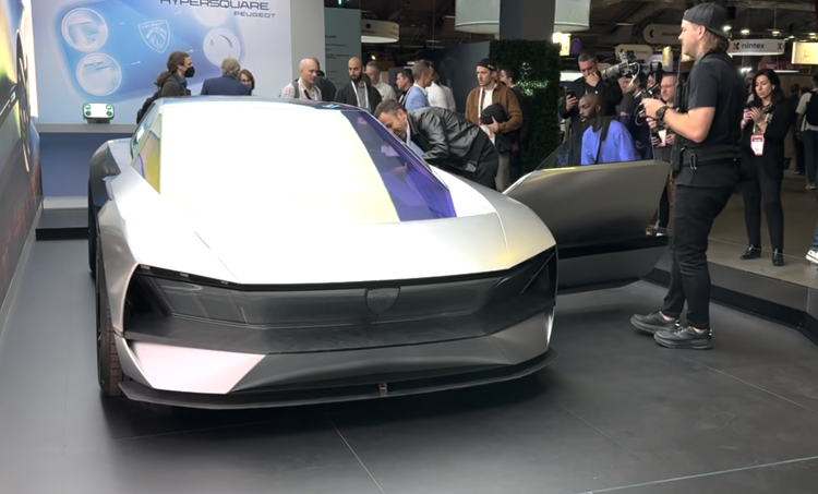 Peugeot reinventa il volante nel concept Inception