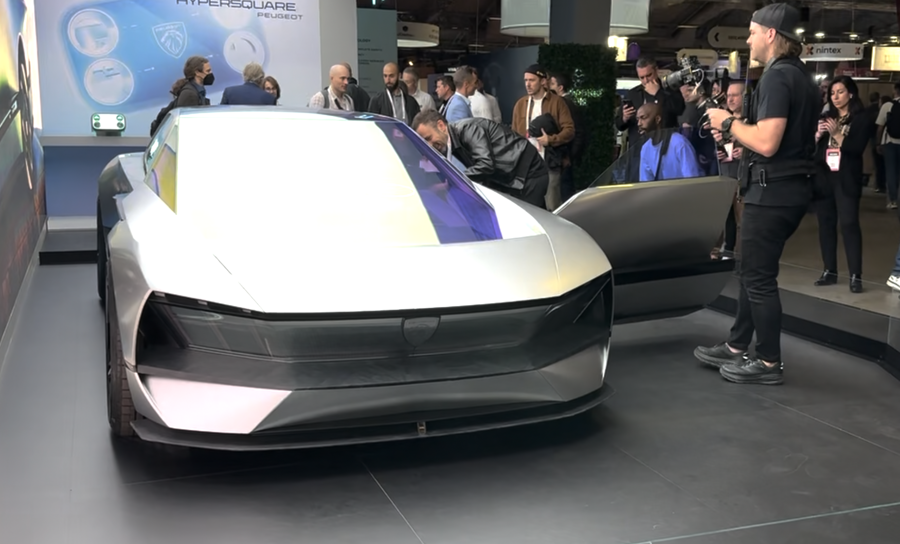 Het Inception-concept introduceert een revolutionair stuurwielontwerp van Peugeot