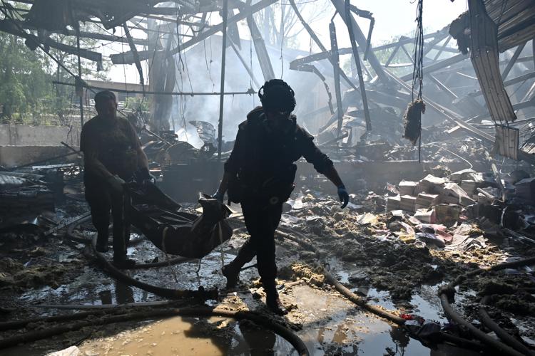 L'ipermercato di Kharkiv colpito dal bombardamento russo - Afp