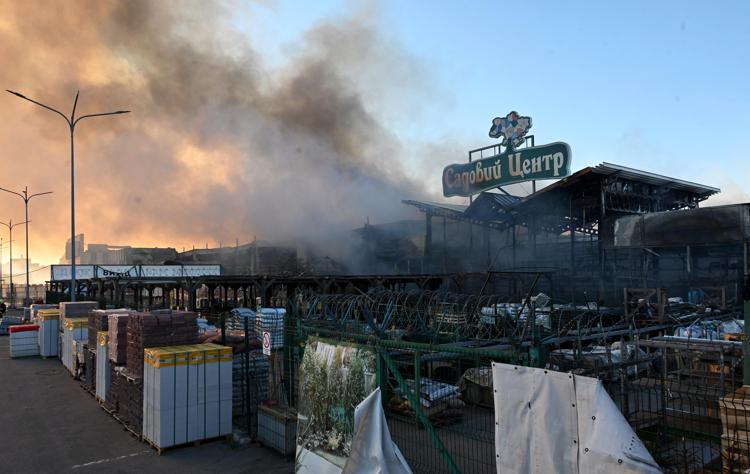 Ucraina, si aggrava bilancio raid Russia su ipermercato Kharkiv: 16 morti