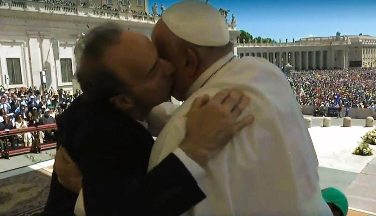 Roberto Benigni bacia Papa Francesco