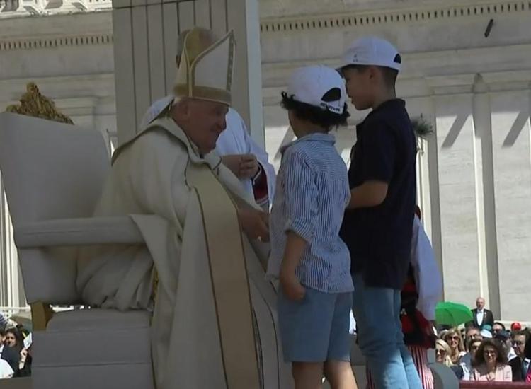 Papa Francesco  con i bambini in piazza San Pietro