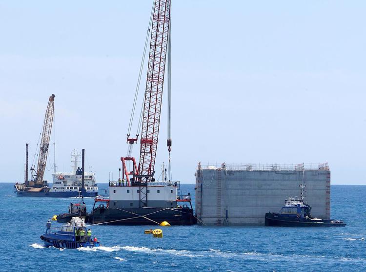 Genova, Fincosit ha completato con successo la posa del primo cassone della Diga Foranea