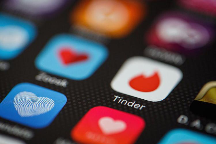 Dating app, meno incontri occasionali: il 53% degli uomini cerca l'amore vero