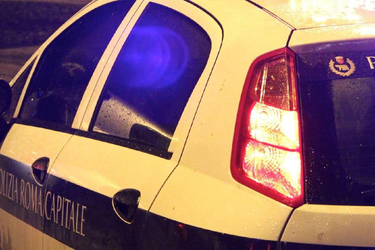 Bambino bloccato in auto - salvato a Roma da polizia locale