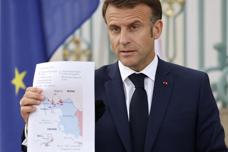 Macron e la cartina con i confini tra Russia e Ucraina - Afp