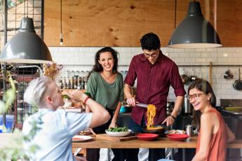 Salute, studi confermano i benefici del riunirsi a tavola in momenti conviviali