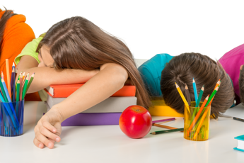 ‘Sindrome da fine scuola’, per bimbi e ragazzi stanchezza e sonno difficile