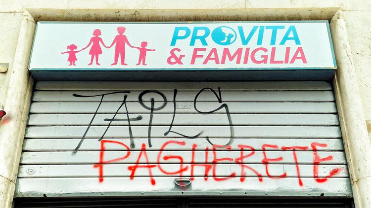 Pro Vita Famiglia. Nuove minacce sulla sede a Roma: “Pagherete, non vi daremo pace”. Brandi: dodici attacchi in 3 anni, tutti i partiti condannino