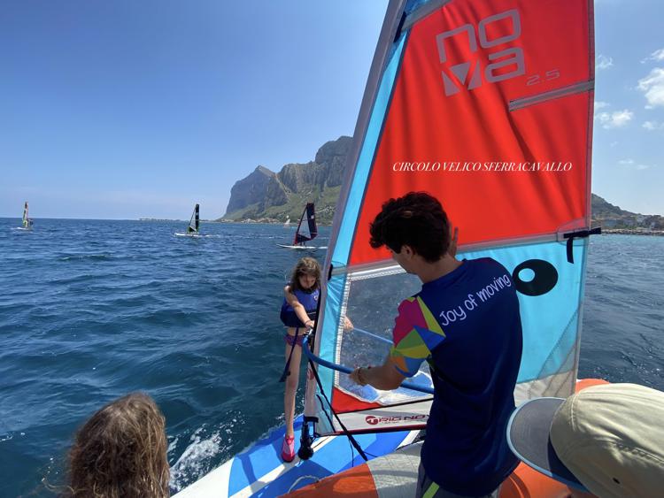 Vela Day, lezioni gratuite di Optimist e windsurf per i più piccoli a Sferracavallo