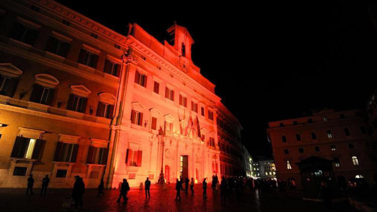 Salute, Giornata sclerosi multipla: stasera l'Italia si illumina di rosso