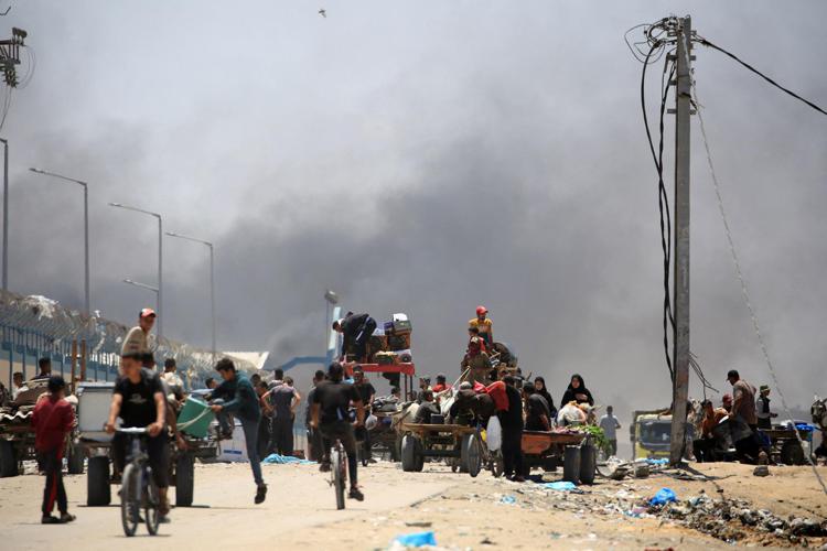 Gaza, palestinesi in fuga dopo un raid su Rafah - Afp